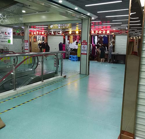 深圳東門(mén)中輕紡城四樓定做衣服的地方